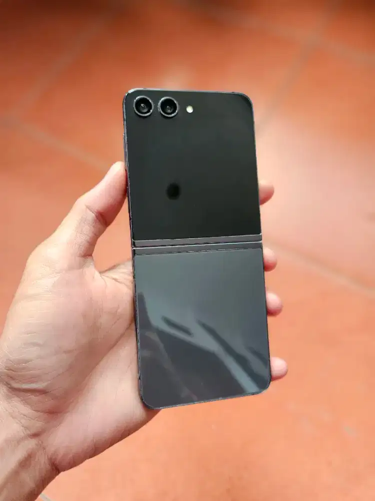 Samsung Z Flip 5 8/256GB Resmi Sein Graphite Lengkap