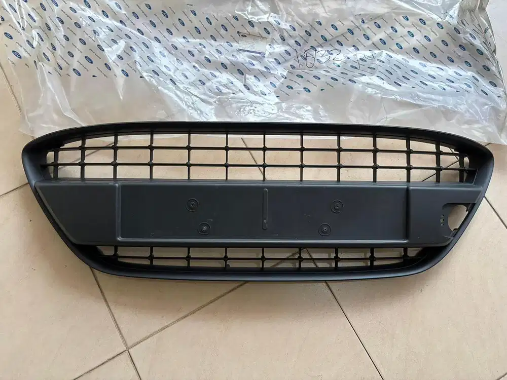 Grill grille depan ford fiesta 1.4 trend
