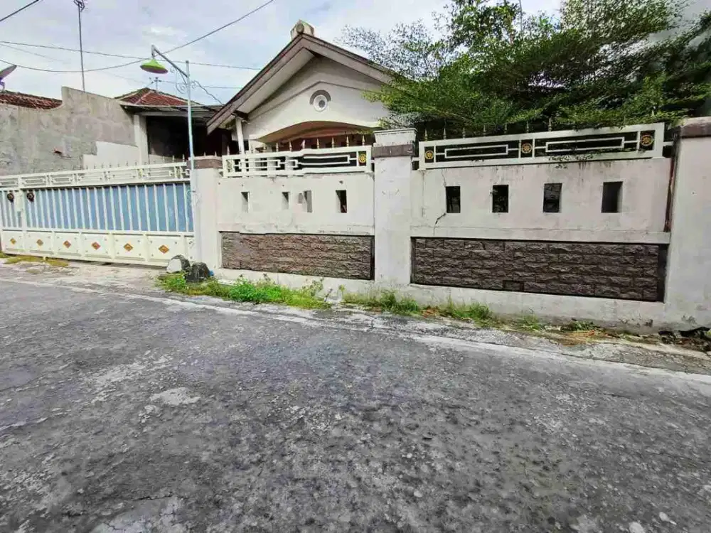 Rumah Bagus Luas Siap Huni ada Pagar di Perum Gentan