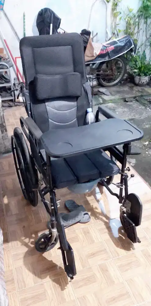 Kursi roda lansia medis