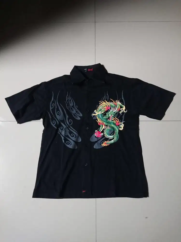 kemeja hitam naga