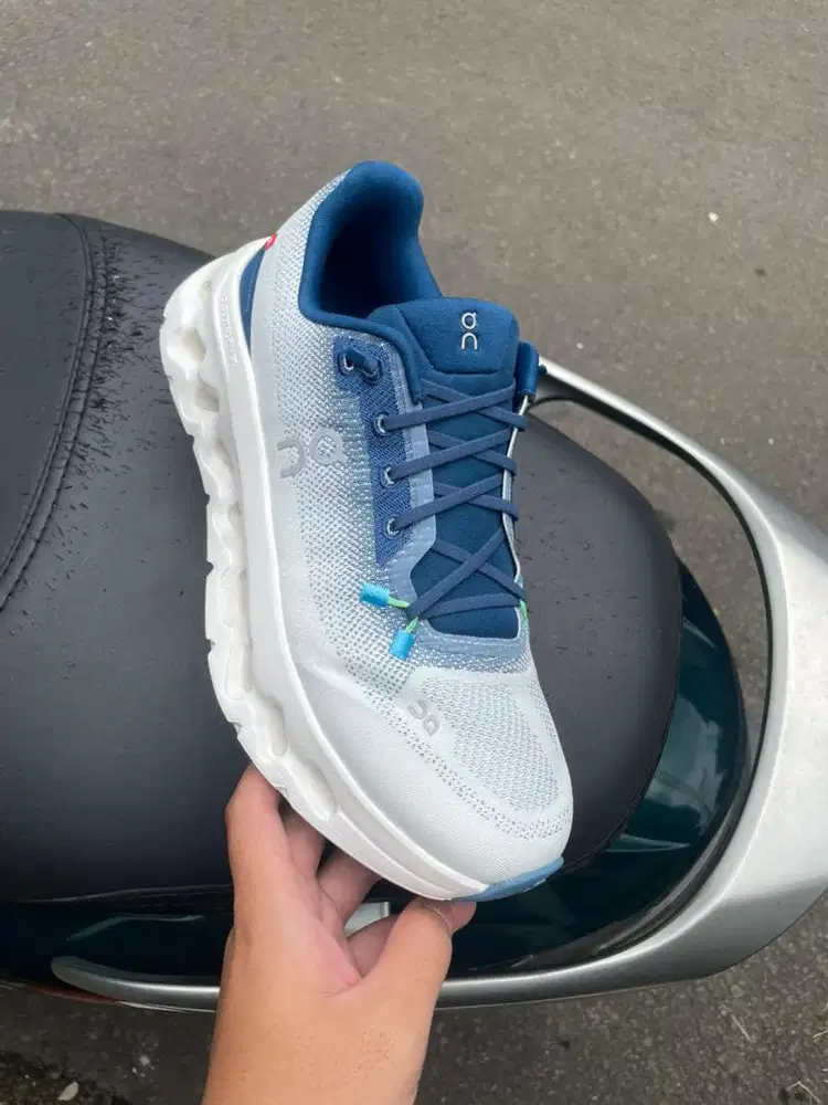 SEPATU ON CLOUD ORI BARU DIPAKE 1x BU JUAL MURAH BELI 3.2JT JUAL 2.5JT