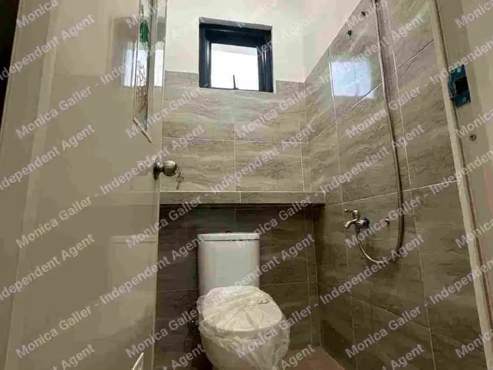 Rumah Ekonomis 2 Lantai 2 Kamar Akses Motor dekat Mangga Besar di Mangga Dua Selatan