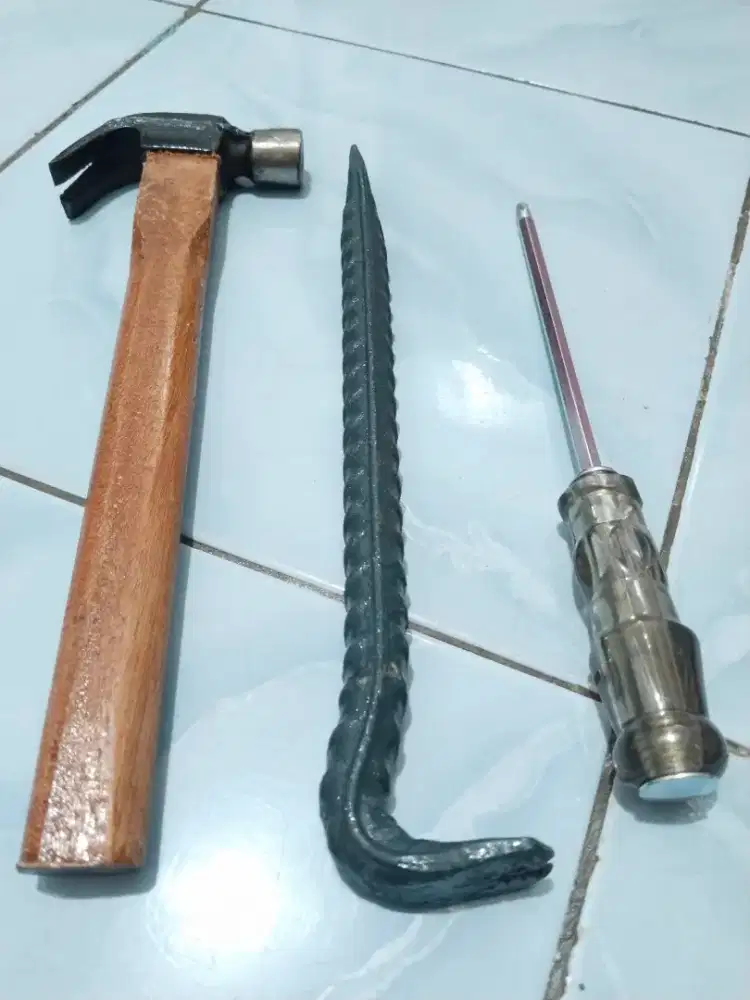 palu, linggis, obeng semua 50k — lokasi dekat pasar serdang kemayoran