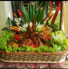 Paket Hampers Bekakak Ayam Kemasan Keranjang Rotan