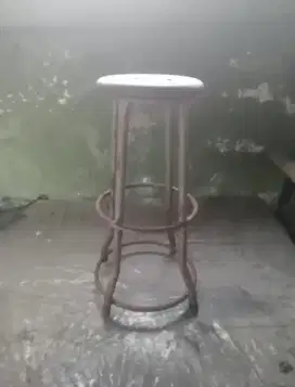 Kursi tinggi besi