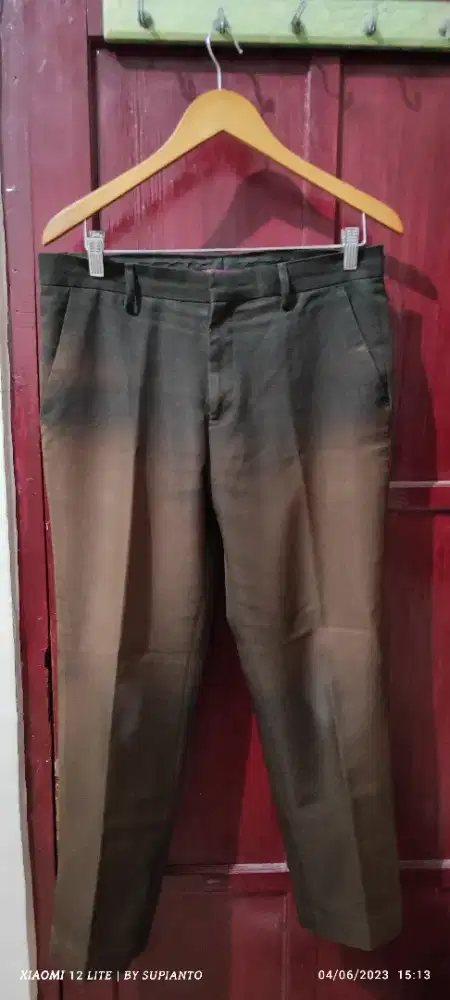 Celana kantoran slimfit  warna coklat merk MUSTEVAN'S size 33