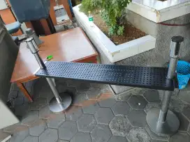 Bangku antrian dengan tiang pembatas dan talinya, bekas milik bank, ok