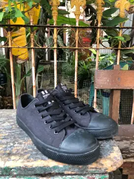 Sepatu north star