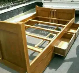 Dipan tempat tidur