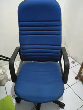 Kursi kantor besar warna biru murah.