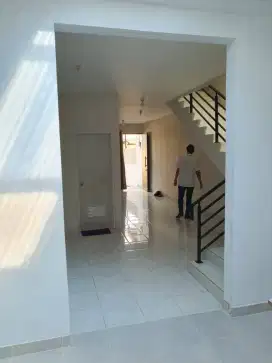 Rumah baru 2 lantai siap huni termurah ,garasi, dkt mall2, 2pintu tol