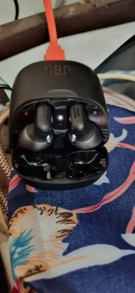 Jual Headset JBL bluetooth, Jarang di pakai baru beli 2 tahun.