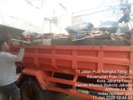Jasa buang puing limbah proyek dan pengurungan puing tanah merah