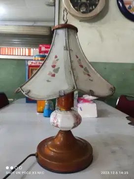 lampu meja sudut