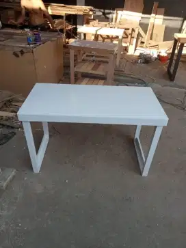 Meja kerja komputer