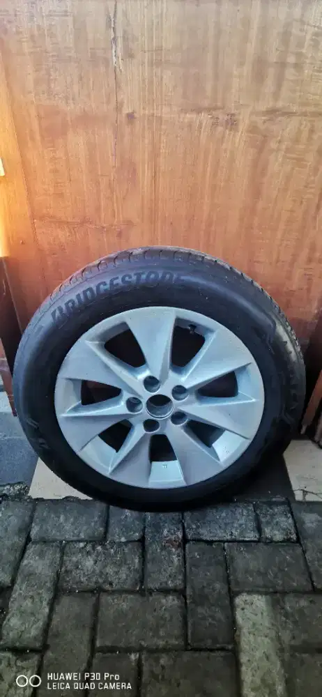 Preloved Velg dan Ban Alphard Innova Camry Original