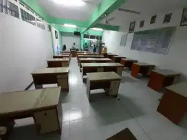 Meja guru buat di sekolah