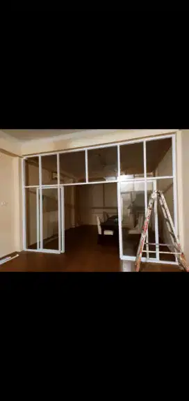 pemasangan partisi kaca dan pintu aluminium