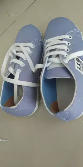 Sepatu sneaker anak
