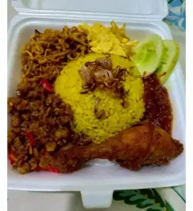 Nasi kuning box komplit