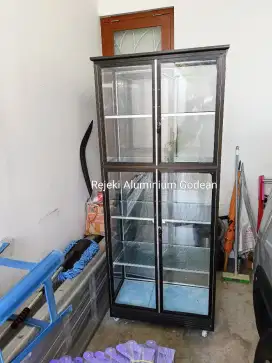 Lemari full kaca 2 pintu