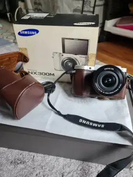 Kamera Mirrorless SAMSUNG NX-300M Good Condition