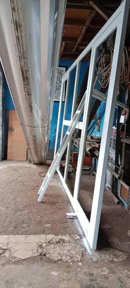 Partisi kaca pipa holow