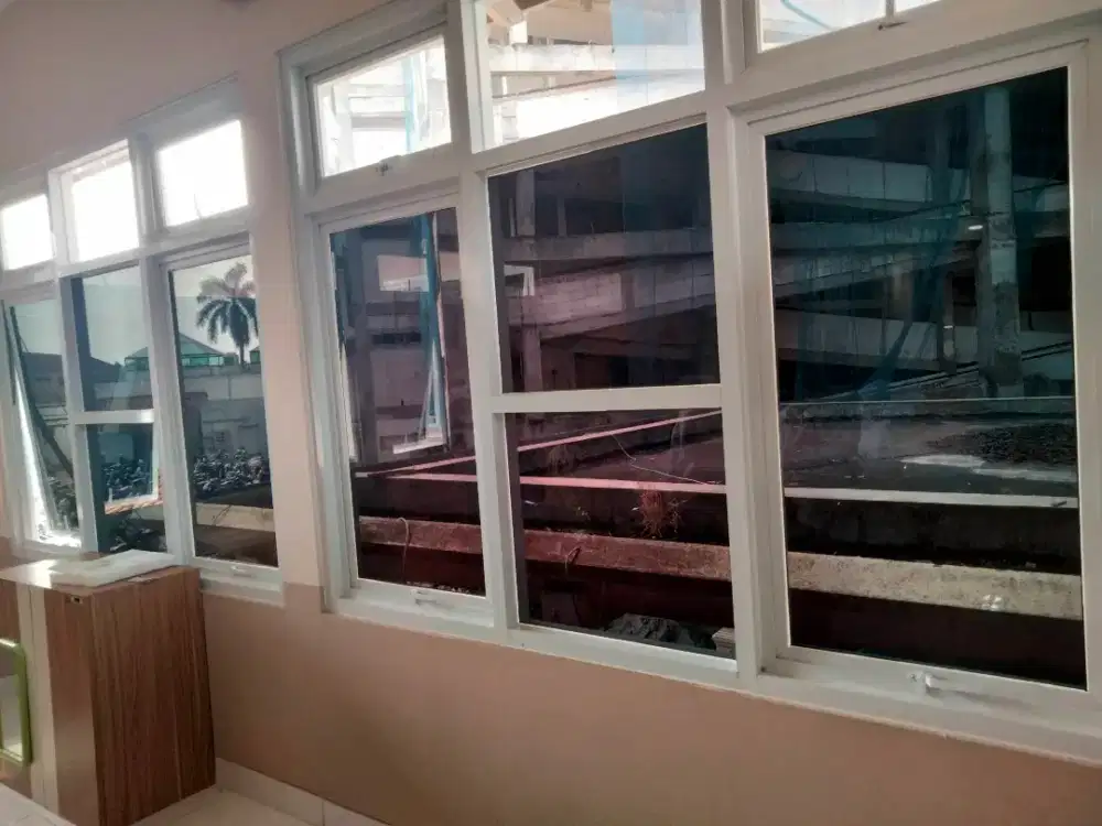 Sedia kaca film riben hitam dan one way cermin