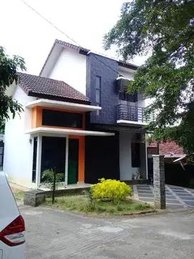 Disewakan rumah 2 lantai sukarami