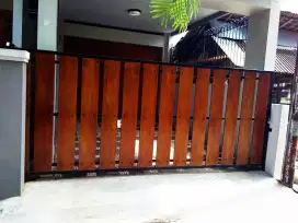 Pintu dorong motif kayu