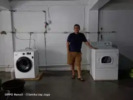 Setrika uap, paketan laundry, mesin pengering pakaian, meja, selang