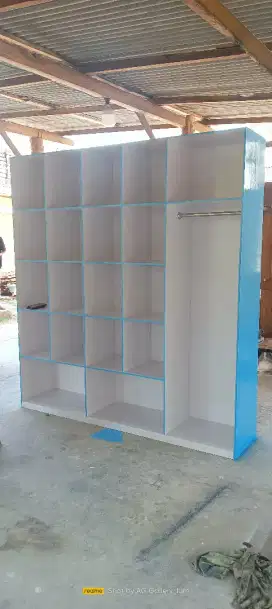Sett meja & rak laundry