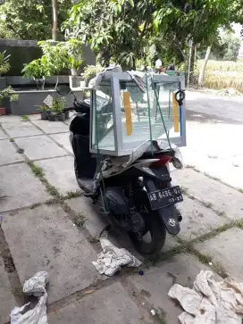 etalase ayam goreng, warung makan,  gerobak martabak roti bakar