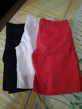 Celana pendek beli 2 gratis 1