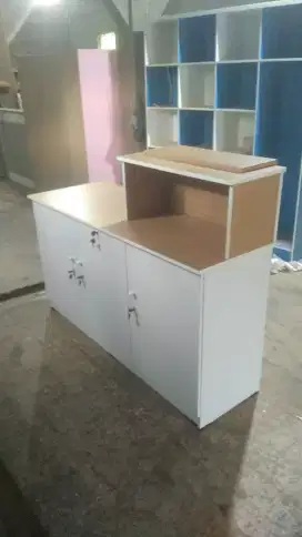 Meja Resepsionis Abu Putih