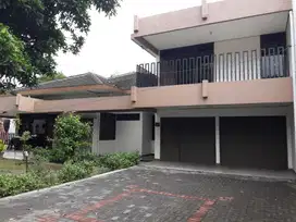 Rumah besar dengan garasi yang luas