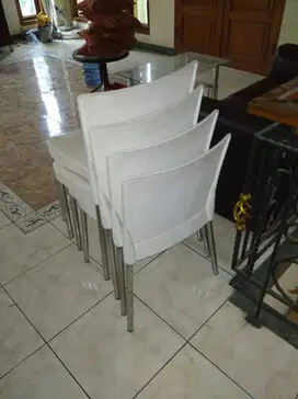 dibeli kursi2 cafe resto dll