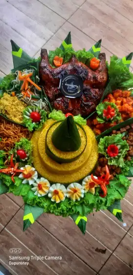 Nasi tumpeng besar