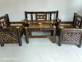 Pengrajin kursi dan bale bambu hitam asli