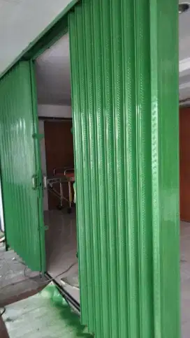 Polding gate rolling door