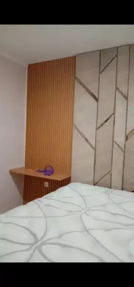 Tempat tidur ada laci nya.