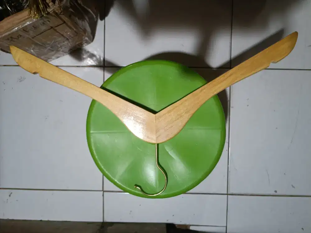Hanger kayu atasan dewasa