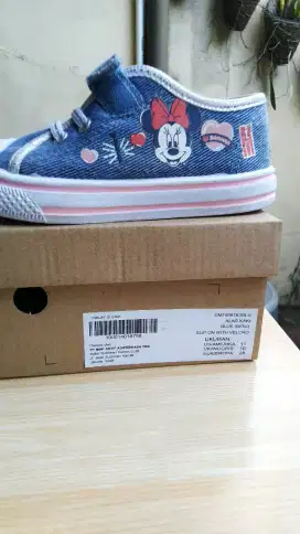 Sepatu anak Disney baru sekali pakai