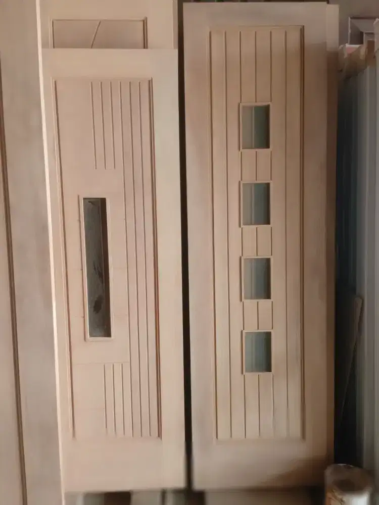 Pemasangan kunci engsel pintu kayu