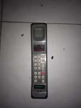 Mainan phone warna hitam