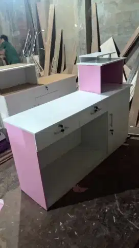 Meja kasir warna merah hitam