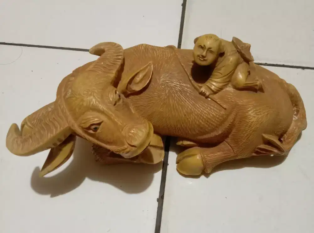 Patung kerbau dan anak kecil , antik .