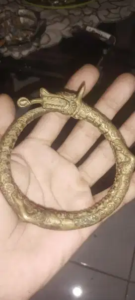 Gelang naga kuningan