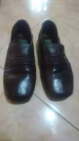 Sepatu pria kulit